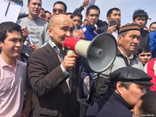 Казахстанский активист Макс Бокаев перед демонстрантами на акции протеста в Атырау. 24 апреля 2016. © 2016 RFE/RL Казахская служба