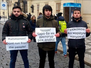 На акции таджикистанской оппозиции в Праге. Фото Guruhi24.com