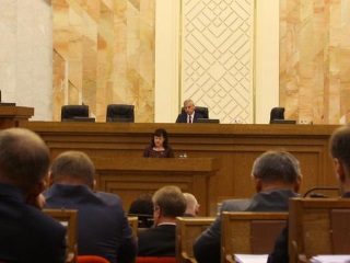 Наталья Гуйвик (в центре) представляет поправки в закон об адвокатуре