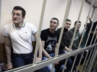 Ярослав Белоусов, Артем Савелов, Алексей Полихович и Денис Луцкевич во время слушаний в Замоскворецком суде. Фото: Денис Вышинский / ТАСС