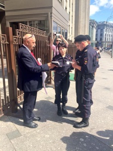 Пикет привлек внимание сотрудников полиции. Фото: Ольга Кузнецова