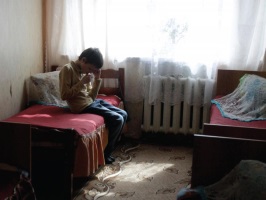 Мальчик в своей комнате в интернате для детей с инвалидностью по зрению и слуху - в одном из регионов на западе России. © 2010 Reuters/Alexander Natruskin