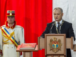 Президент Молдавии Игорь Додон принимает присягу (архивное фото Радио Свобода)