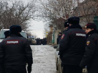 Полиция проводит обыски в Симферополе. Фото: RFE/RL