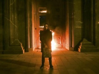 Художник Петр Павленский держит канистру во время акции «Угроза» на фоне здания ФСБ в Москве. Фото: Reuters