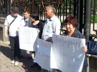 Пикет правозащитников 16 мая перед «Белым домом» в Бишкеке. Фото 24.kg