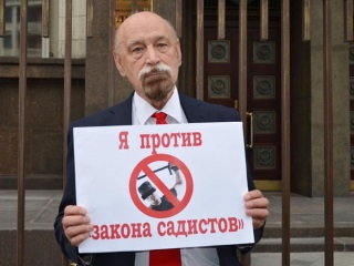 Валерий Борщев пикетирует Госдуму 29.05.2015