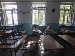 Одна из классных комнат школы номер 57, попавшей под обстрел в городе Донецк, Украина. 1 октября 2014 г. Фото: Reuters