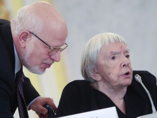 Председатель Совета при президенте РФ по развитию гражданского общества и правам человека Михаил Федотов и глава Московской Хельсинкской группы Людмила Алексеева на встрече СПЧ с президентом РФ 8.12.2016. Фото: Михаил Метцель / ТАСС
