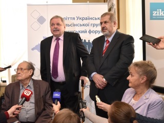 На фото: Сергей Ковалев, российский правозащитник, член Московской Хельсинкской Группы; Мирослав Маринович, украинский правозащитник, публицист, религиовед, член-основатель Украинской Хельсинкской группы, вице-ректор Украинского католического университета во Львове; Рефат Чубаров, украинский крымскотатарский политик и общественный деятель, председатель Меджлиса крымскотатарского народа; польский политик и общественный деятель, бывший депутат польского Сейма и Европарламента Гражина Станишевская. Фото: Николай Тыс / ZIK