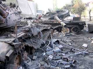 Подбитые грузинские танки в Цхинвале. Южная Осетия. Август 2008 г. Фото: архив пресс-службы МЧС РСО-А